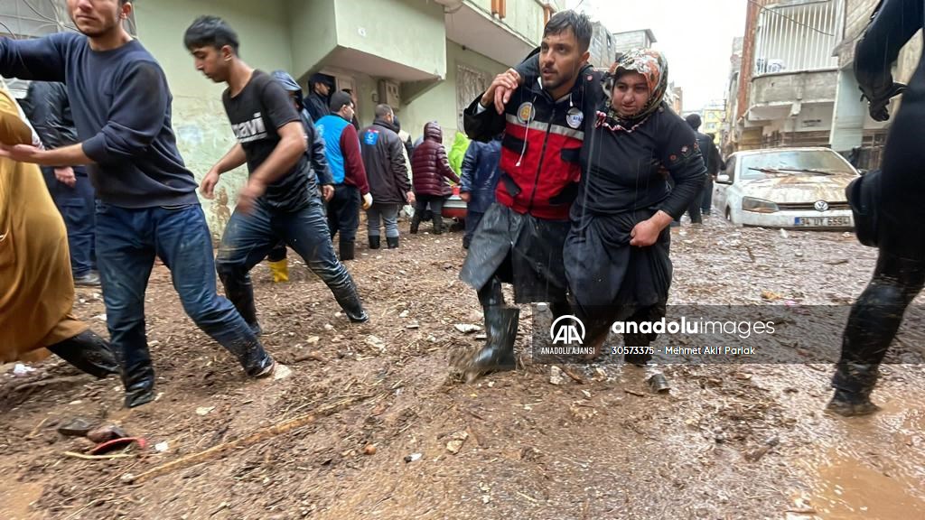 Şanlıurfa'da sel nedeniyle mahsur kalan vatandaşların kurtarılması için çalışma sürüyor