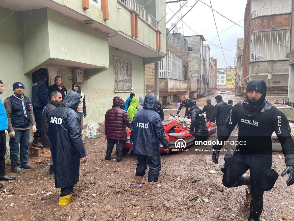 Şanlıurfa'da sel nedeniyle mahsur kalan vatandaşların kurtarılması için çalışma sürüyor