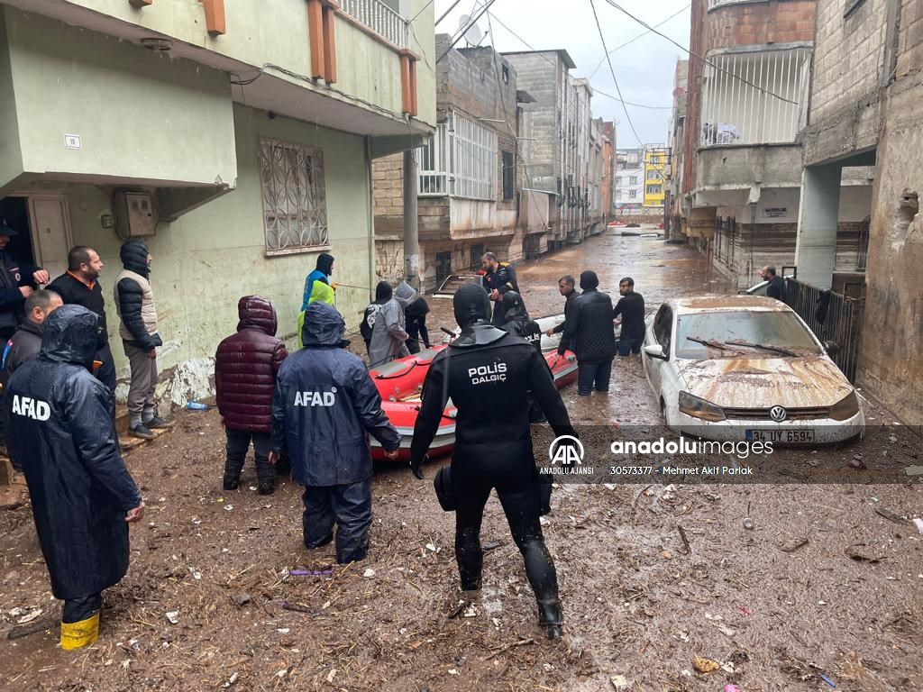 Şanlıurfa'da sel nedeniyle mahsur kalan vatandaşların kurtarılması için çalışma sürüyor