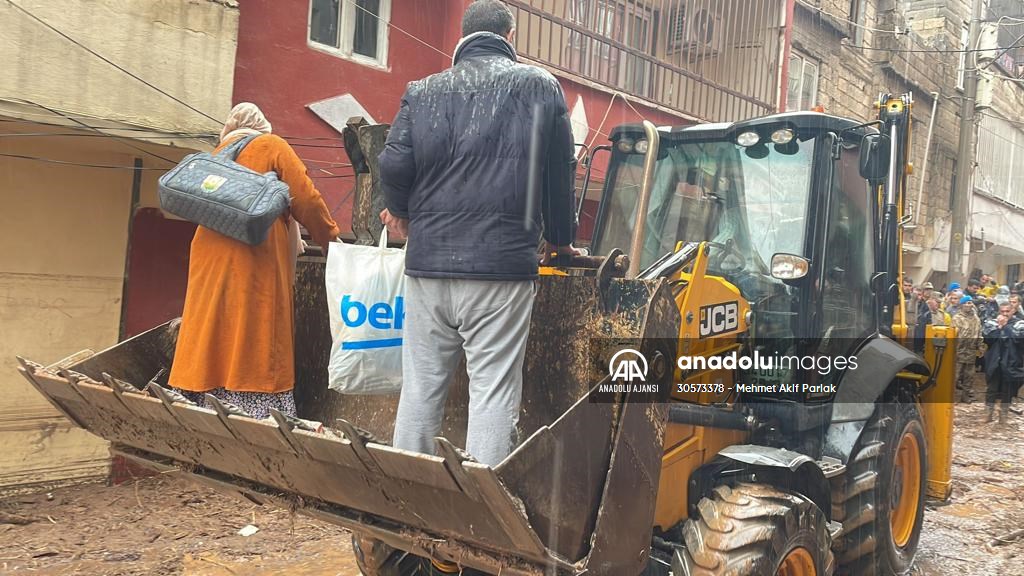 Şanlıurfa'da sel nedeniyle mahsur kalan vatandaşların kurtarılması için çalışma sürüyor