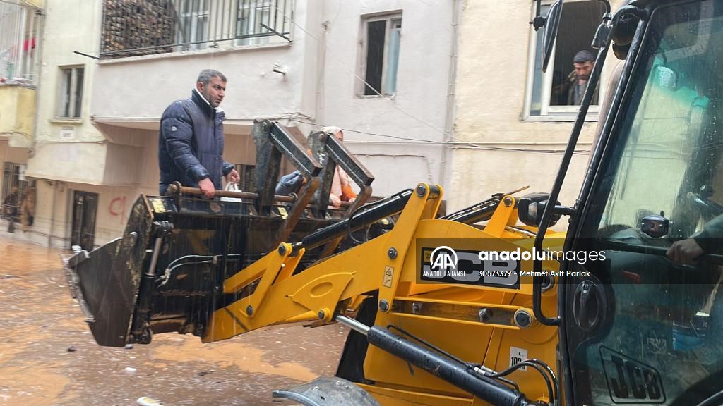 Şanlıurfa'da sel nedeniyle mahsur kalan vatandaşların kurtarılması için çalışma sürüyor