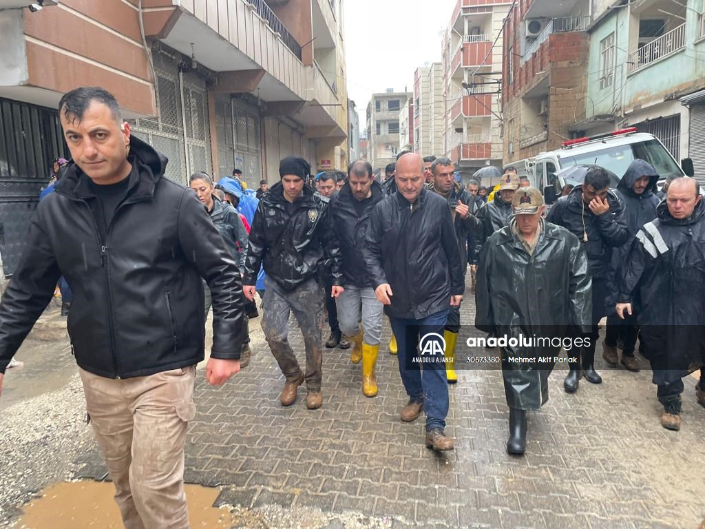 Şanlıurfa'da sel nedeniyle mahsur kalan vatandaşların kurtarılması için çalışma sürüyor