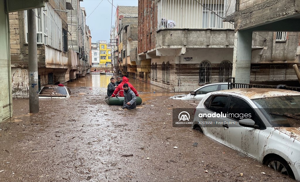 Şanlıurfa'da sel nedeniyle mahsur kalan vatandaşların kurtarılması için çalışma sürüyor