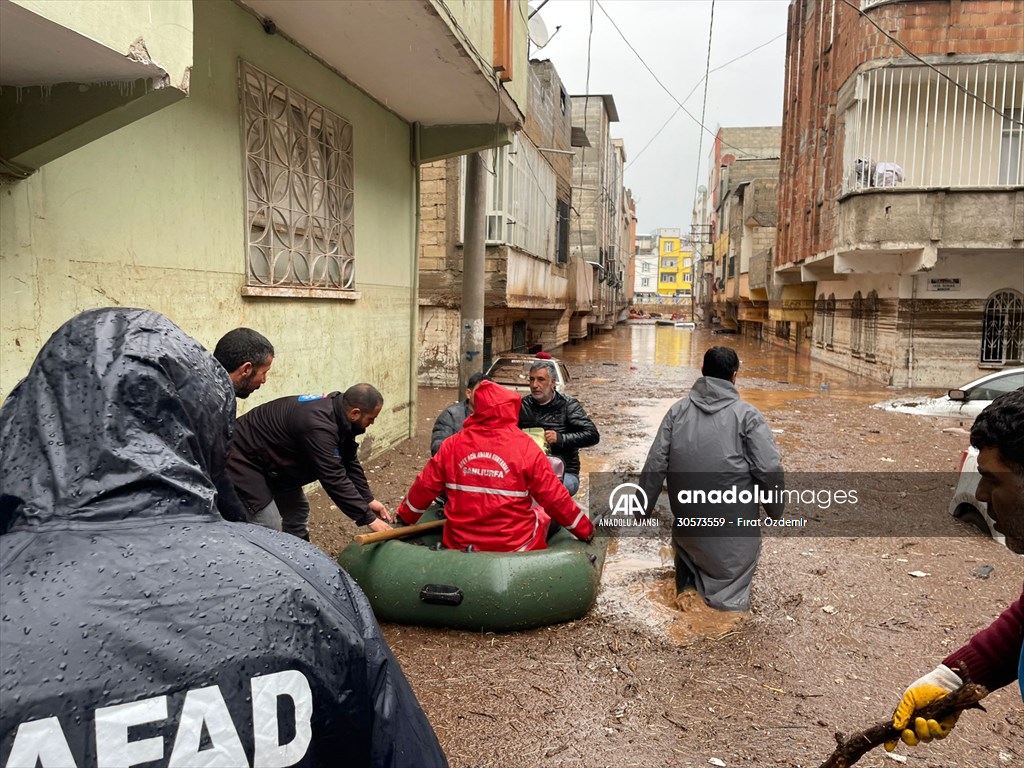 Şanlıurfa'da sel nedeniyle mahsur kalan vatandaşların kurtarılması için çalışma sürüyor