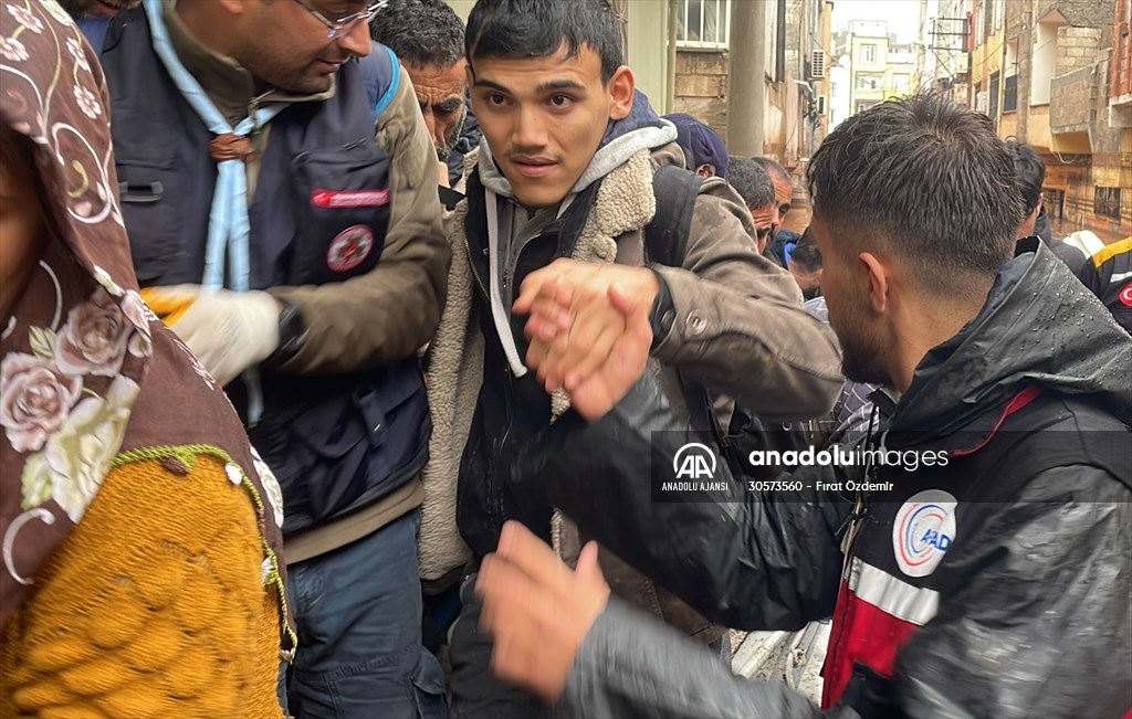 Şanlıurfa'da sel nedeniyle mahsur kalan vatandaşların kurtarılması için çalışma sürüyor