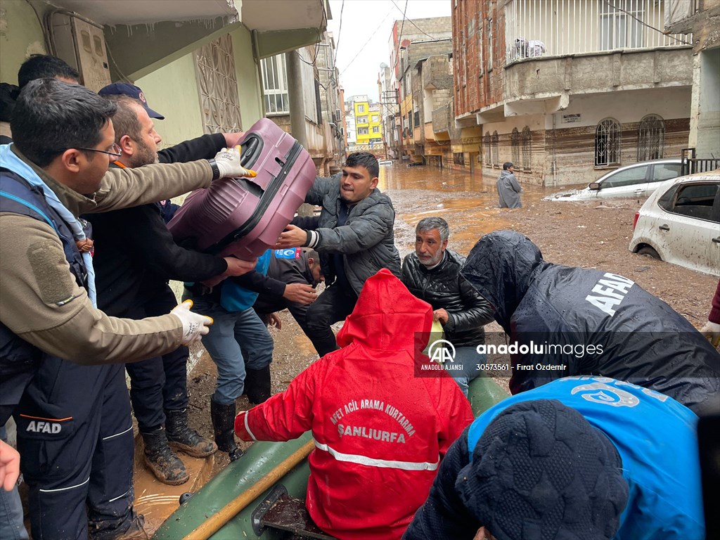Şanlıurfa'da sel nedeniyle mahsur kalan vatandaşların kurtarılması için çalışma sürüyor