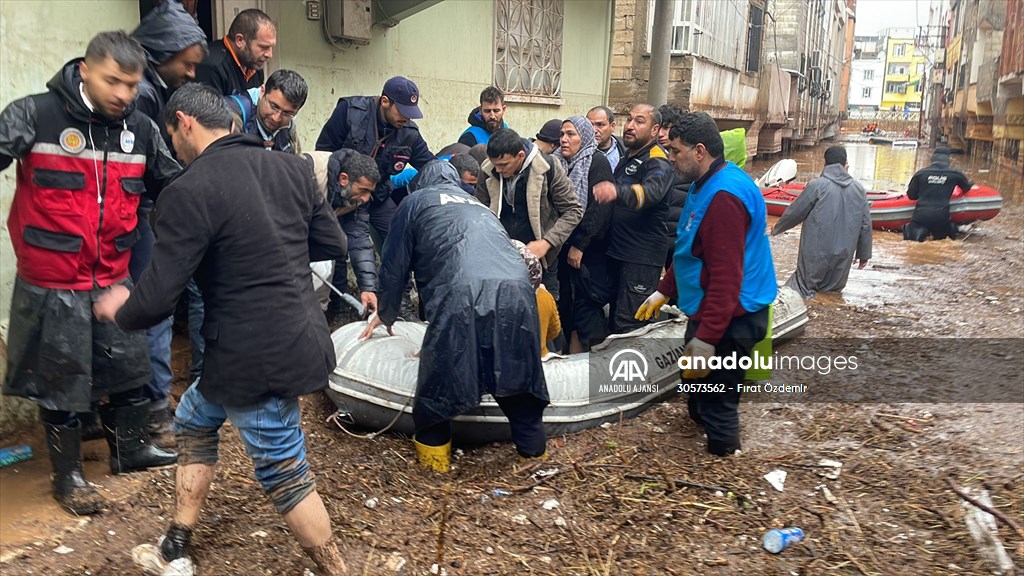 Şanlıurfa'da sel nedeniyle mahsur kalan vatandaşların kurtarılması için çalışma sürüyor