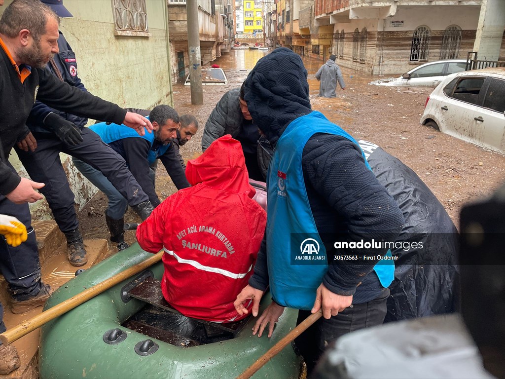 Şanlıurfa'da sel nedeniyle mahsur kalan vatandaşların kurtarılması için çalışma sürüyor