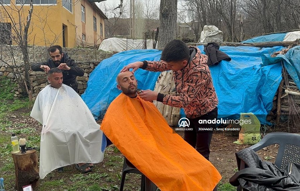 Şemdinli'de kuaför adayları köydeki engelli, yaşlı ve çocukları tıraş etti