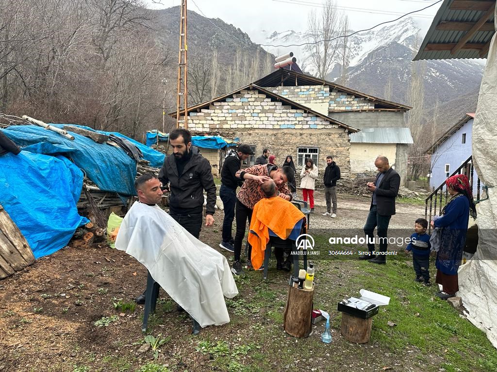 Şemdinli'de kuaför adayları köydeki engelli, yaşlı ve çocukları tıraş etti