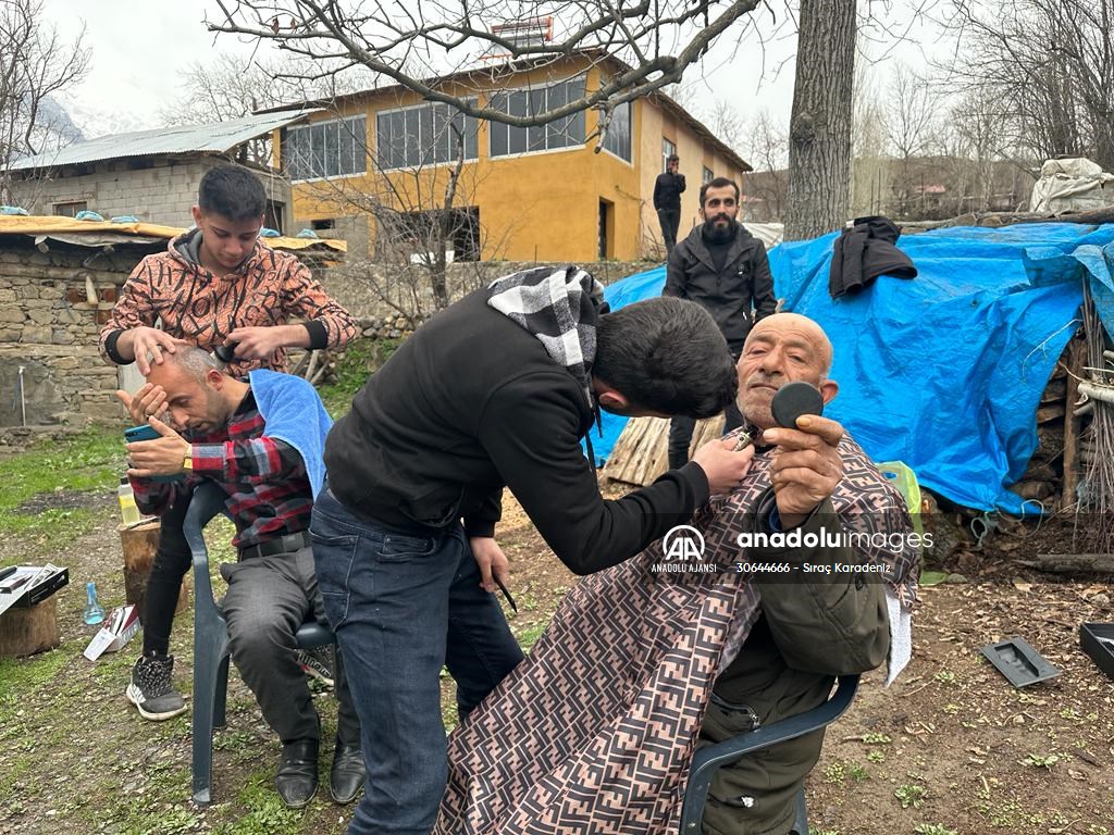 Şemdinli'de kuaför adayları köydeki engelli, yaşlı ve çocukları tıraş etti