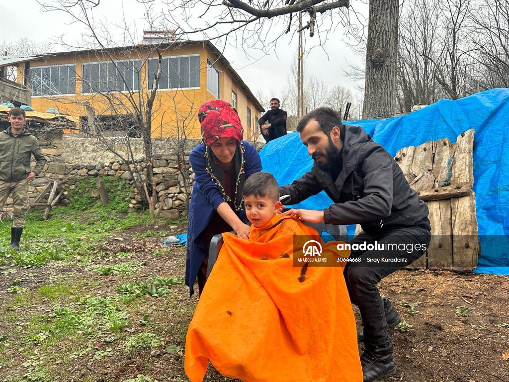 Şemdinli'de kuaför adayları köydeki engelli, yaşlı ve çocukları tıraş etti