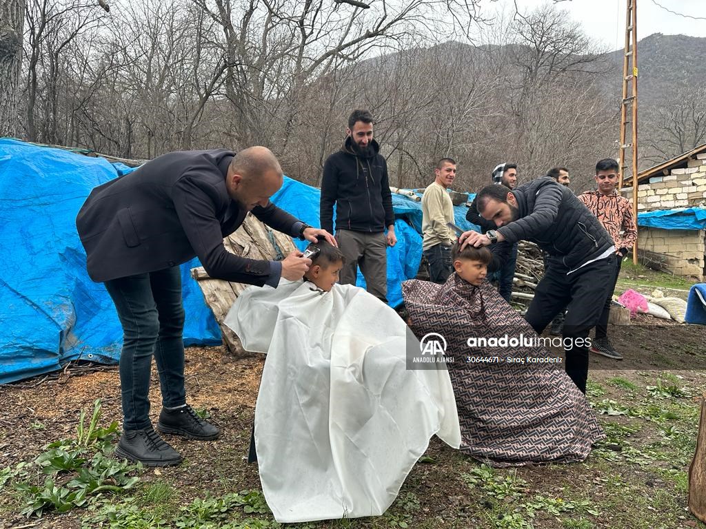 Şemdinli'de kuaför adayları köydeki engelli, yaşlı ve çocukları tıraş etti