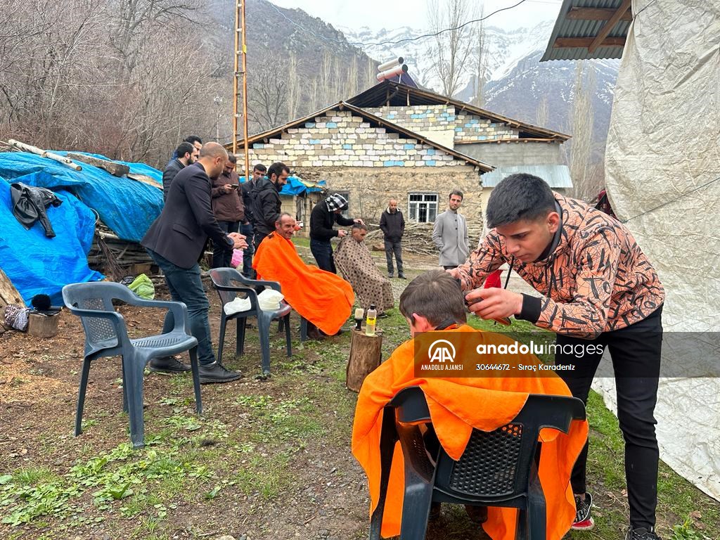 Şemdinli'de kuaför adayları köydeki engelli, yaşlı ve çocukları tıraş etti