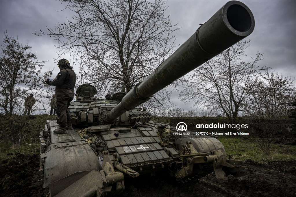 Ukrainian Army reinforces their tank brigade through firing practice in Zaporizhzhia