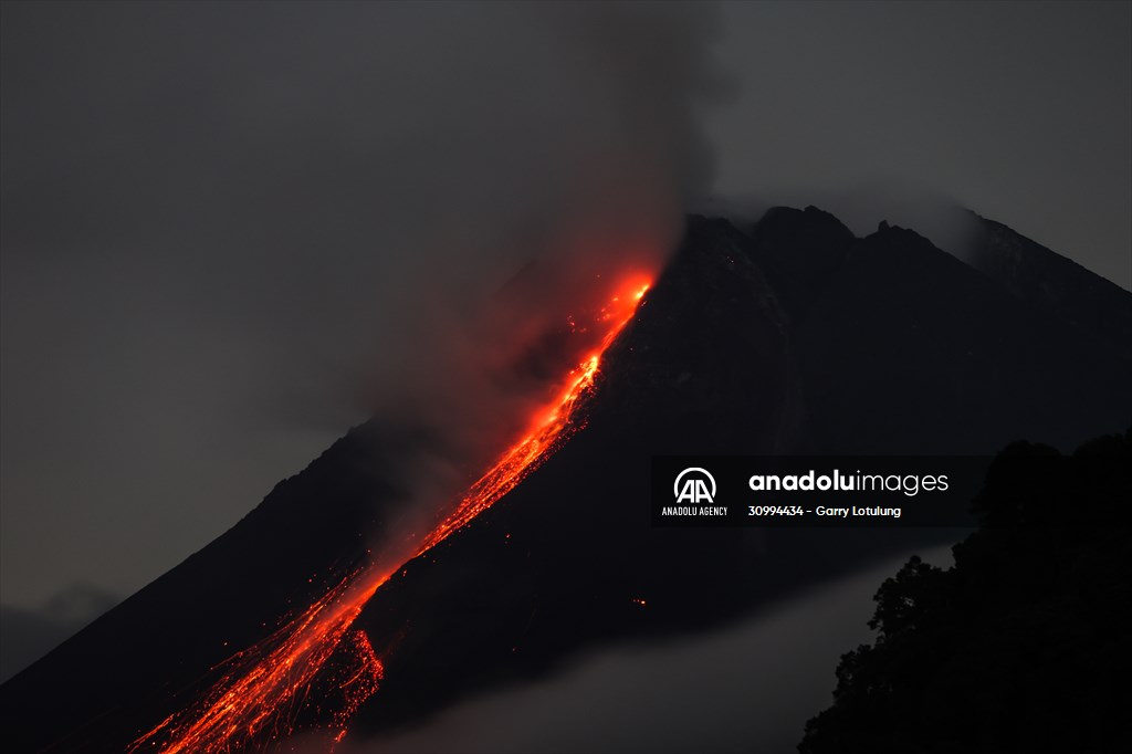 Active voclacno Mount Merapi spews pyroclastic flow