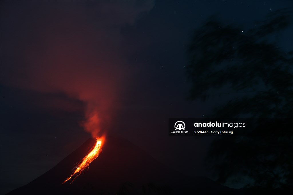 Active voclacno Mount Merapi spews pyroclastic flow