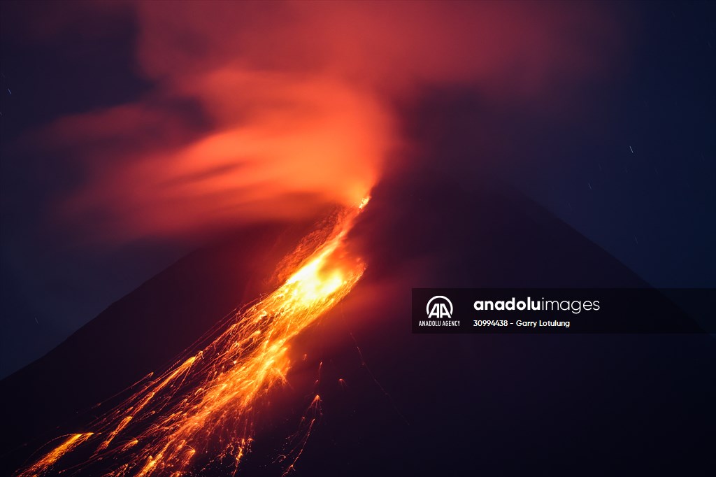 Active voclacno Mount Merapi spews pyroclastic flow