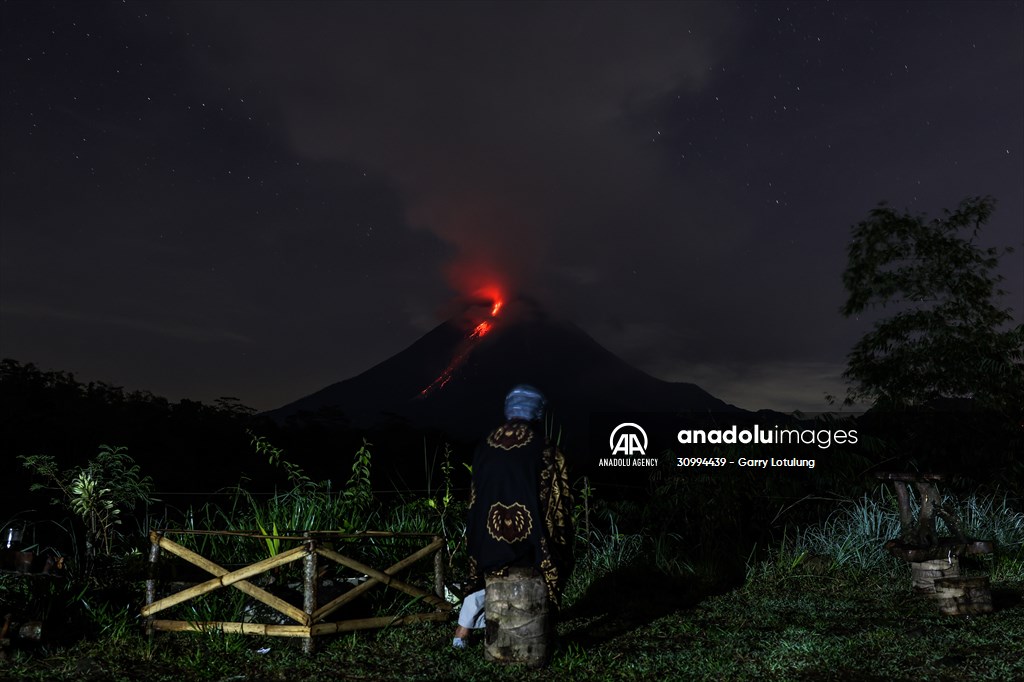 Active voclacno Mount Merapi spews pyroclastic flow