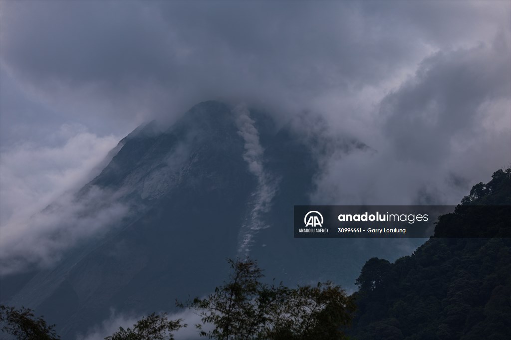 Active voclacno Mount Merapi spews pyroclastic flow