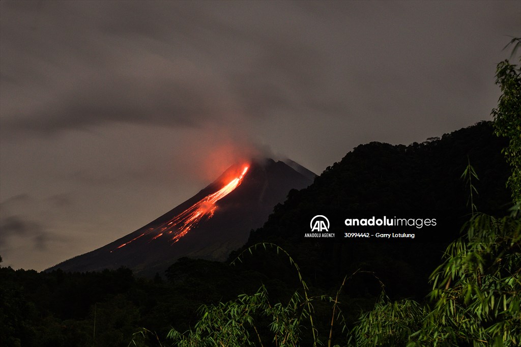Active voclacno Mount Merapi spews pyroclastic flow