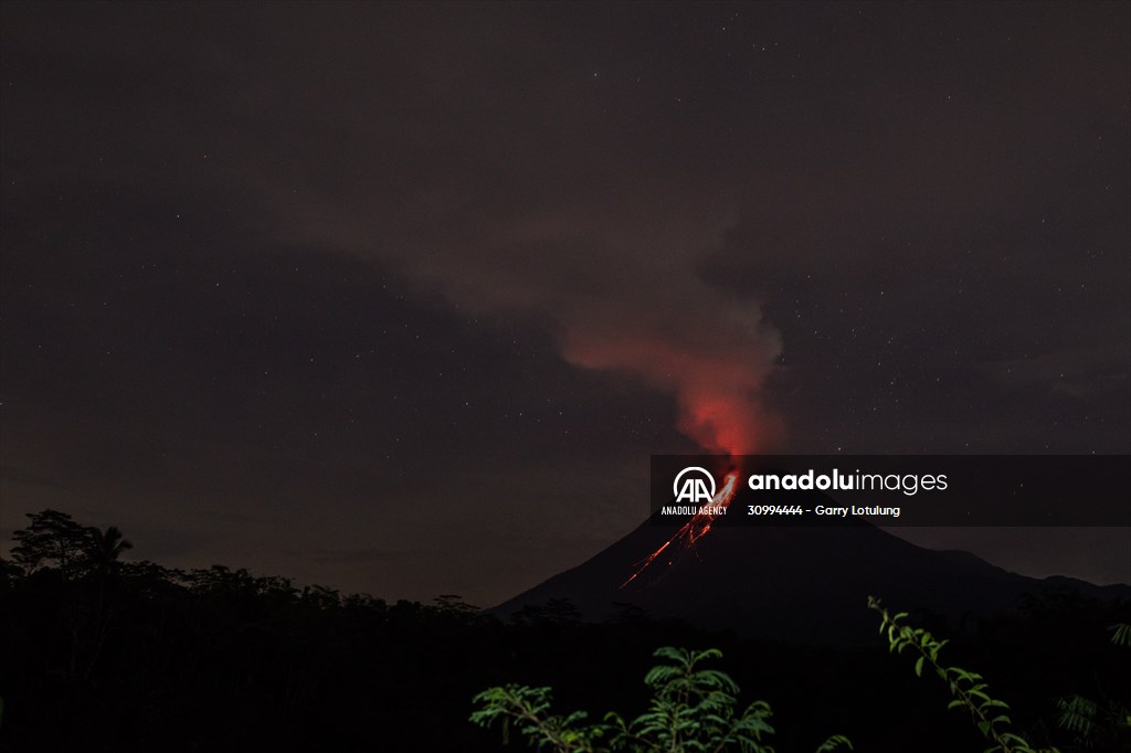 Active voclacno Mount Merapi spews pyroclastic flow