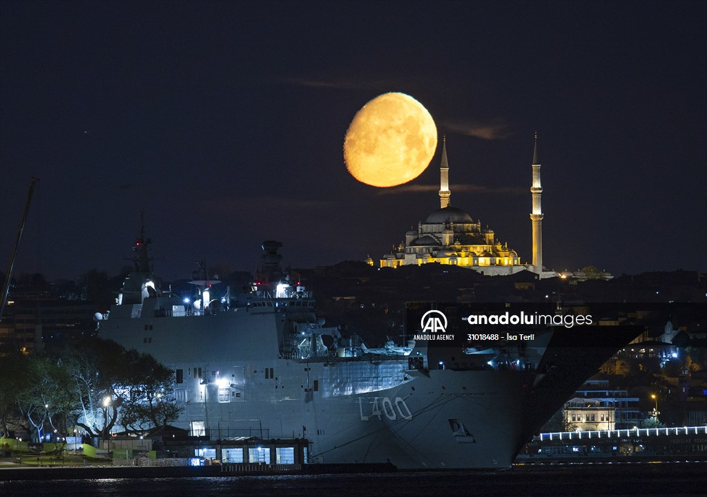 Full Moon appears over Istanbul