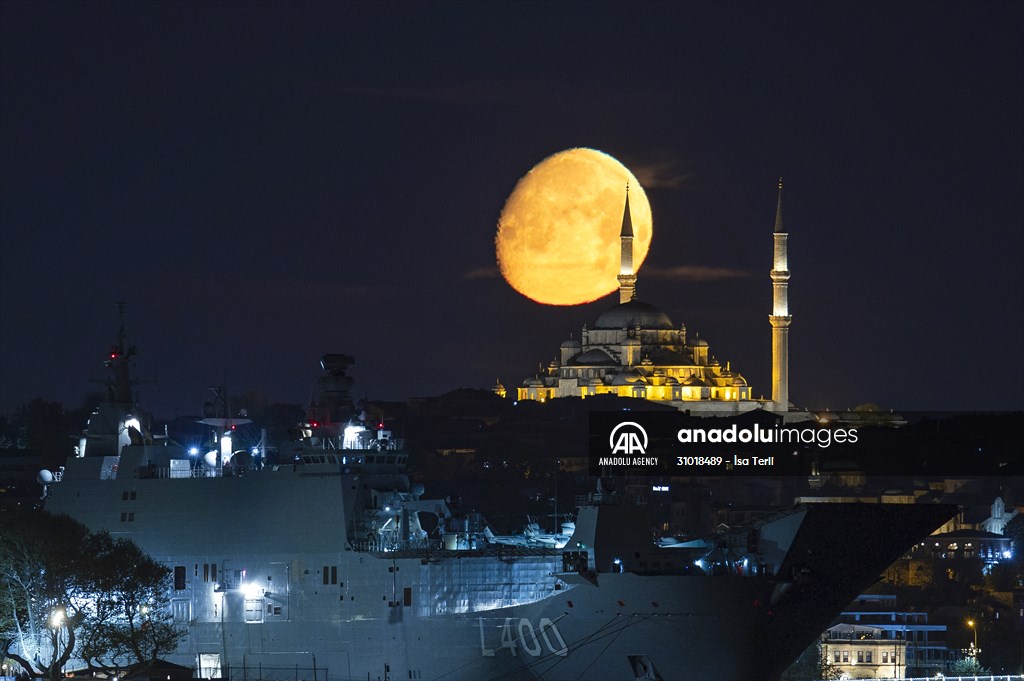 Full Moon appears over Istanbul