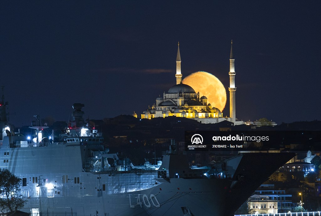 Full Moon appears over Istanbul
