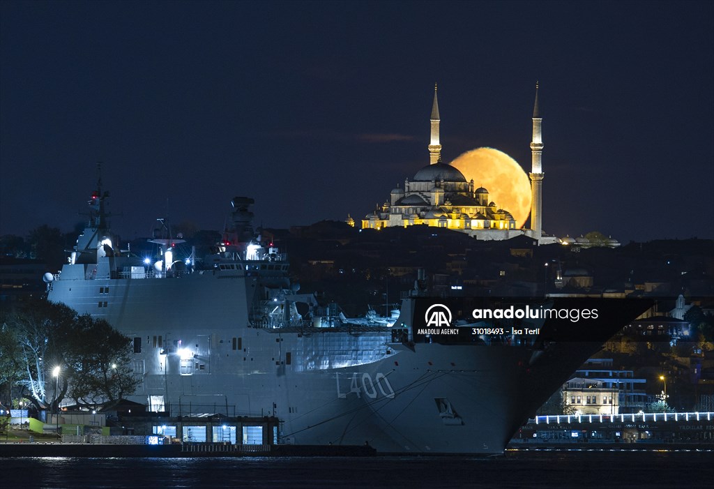 Full Moon appears over Istanbul