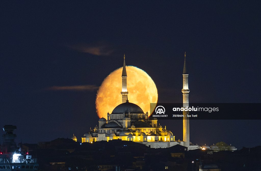 Full Moon appears over Istanbul