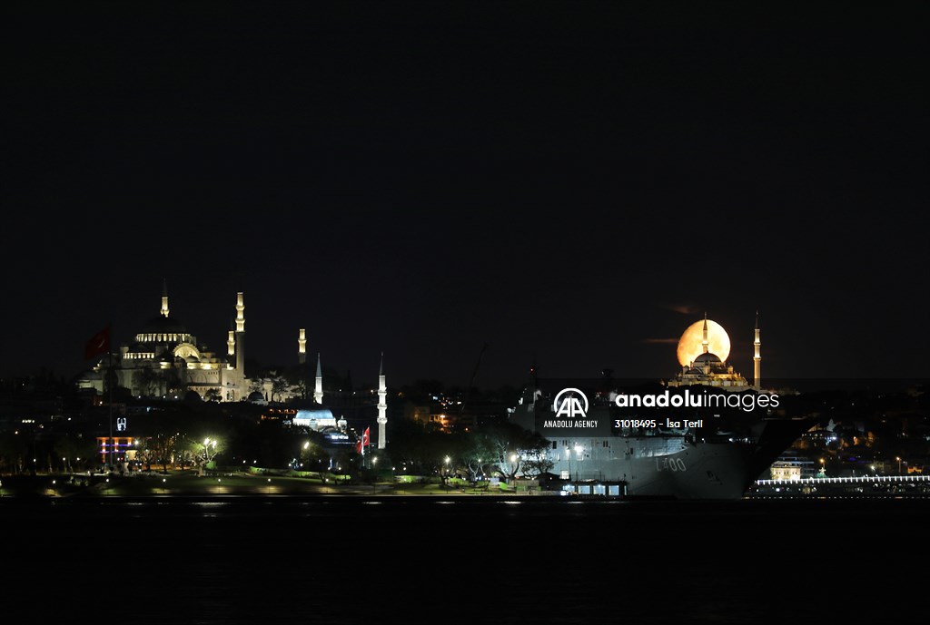 Full Moon appears over Istanbul