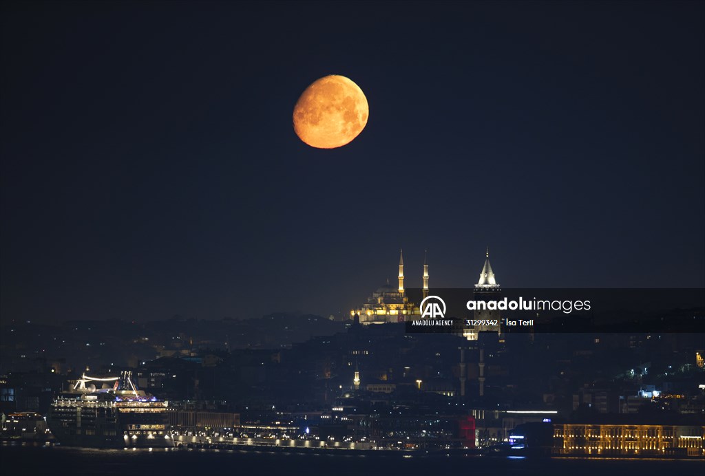 Full Moon appears over Istanbul