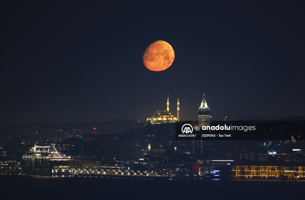 Full Moon appears over Istanbul