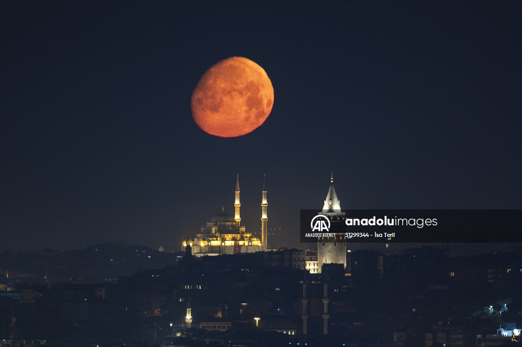 Full Moon appears over Istanbul