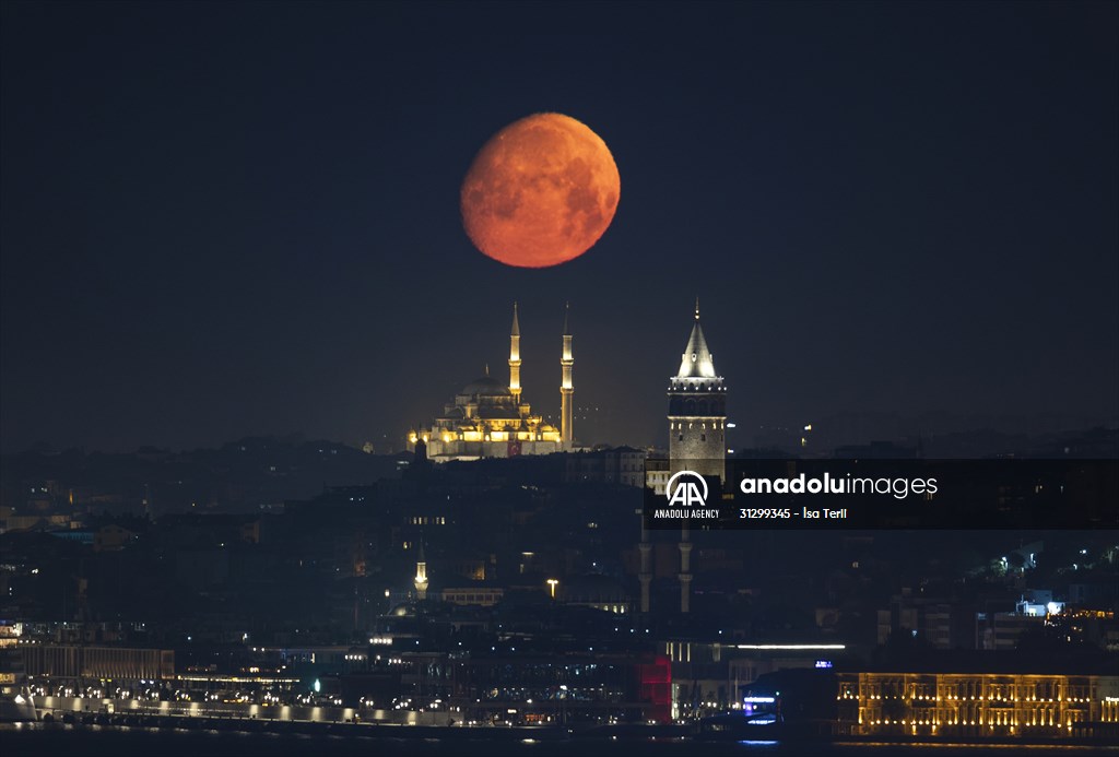 Full Moon appears over Istanbul