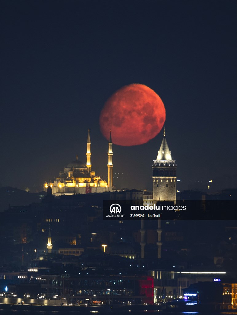 Full Moon appears over Istanbul