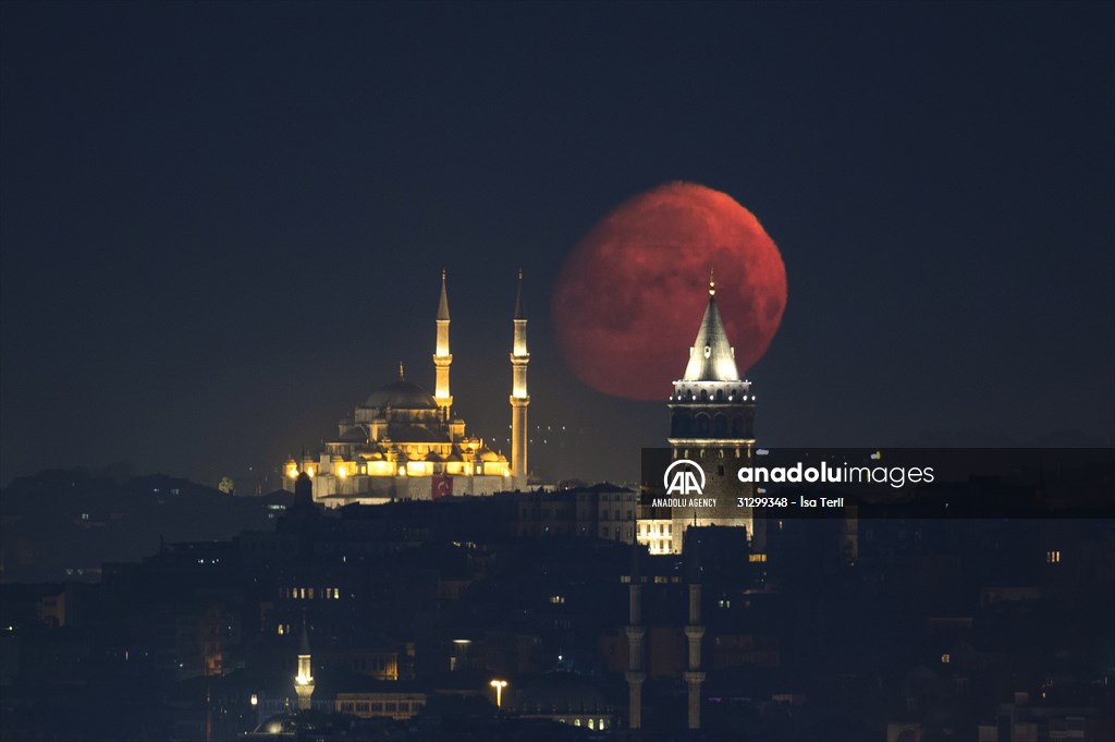 Full Moon appears over Istanbul