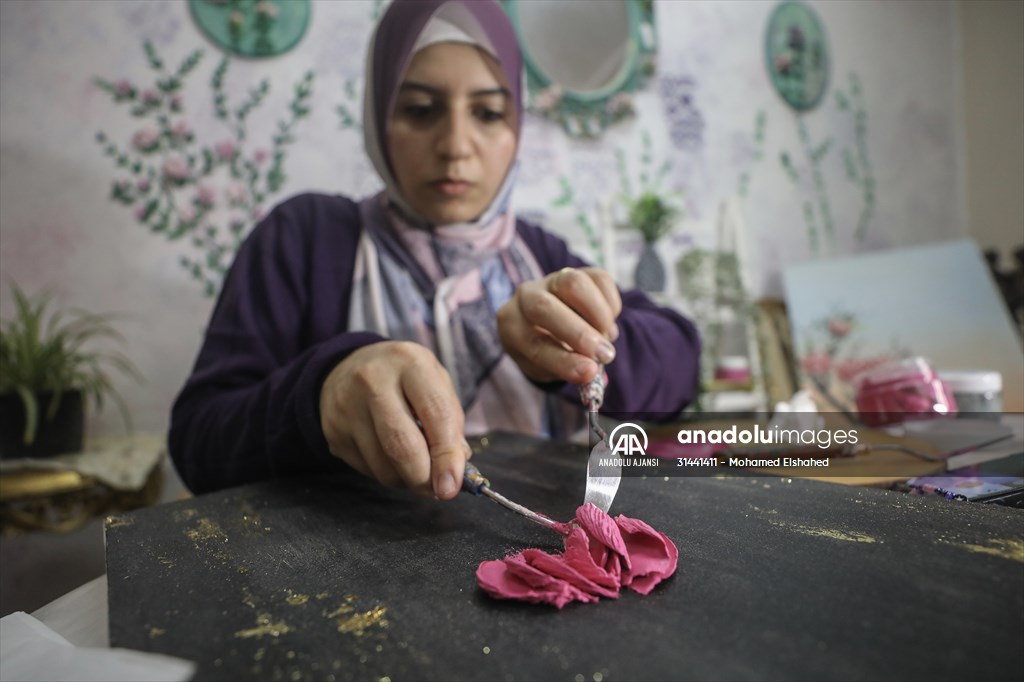 Mısırlı sanatçı İmtisal Semir, gül yapraklarını kullanarak üç boyutlu tablolar yapıyor