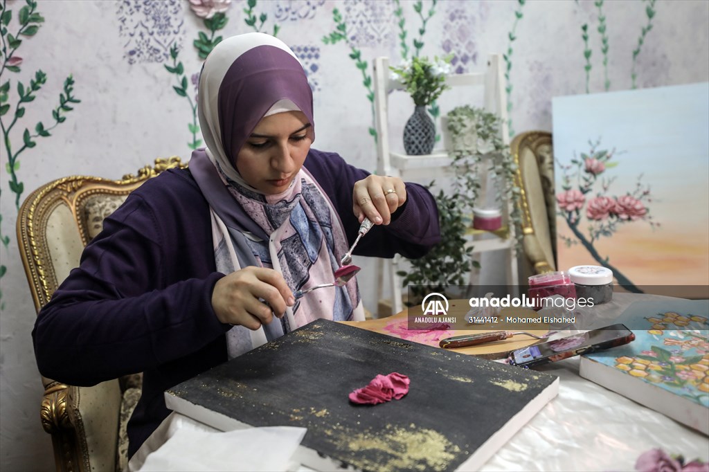 Mısırlı sanatçı İmtisal Semir, gül yapraklarını kullanarak üç boyutlu tablolar yapıyor