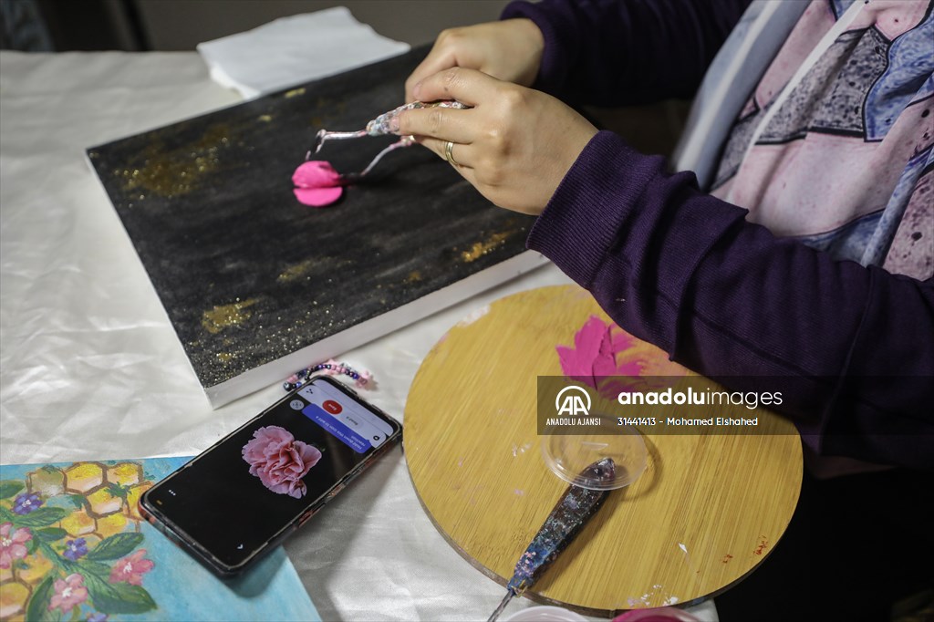 Mısırlı sanatçı İmtisal Semir, gül yapraklarını kullanarak üç boyutlu tablolar yapıyor