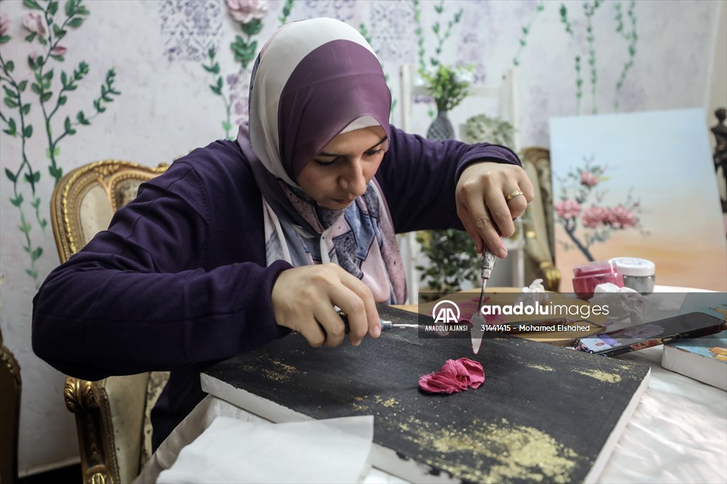 Mısırlı sanatçı İmtisal Semir, gül yapraklarını kullanarak üç boyutlu tablolar yapıyor
