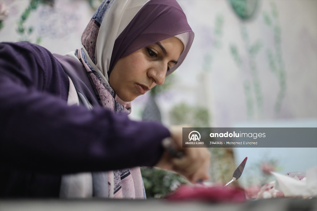 Mısırlı sanatçı İmtisal Semir, gül yapraklarını kullanarak üç boyutlu tablolar yapıyor