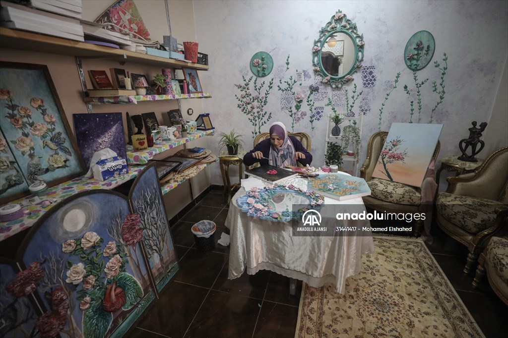 Mısırlı sanatçı İmtisal Semir, gül yapraklarını kullanarak üç boyutlu tablolar yapıyor