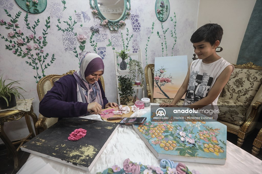 Mısırlı sanatçı İmtisal Semir, gül yapraklarını kullanarak üç boyutlu tablolar yapıyor