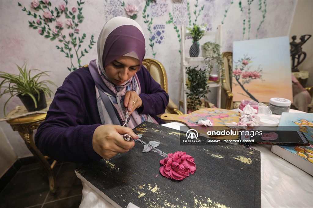 Mısırlı sanatçı İmtisal Semir, gül yapraklarını kullanarak üç boyutlu tablolar yapıyor