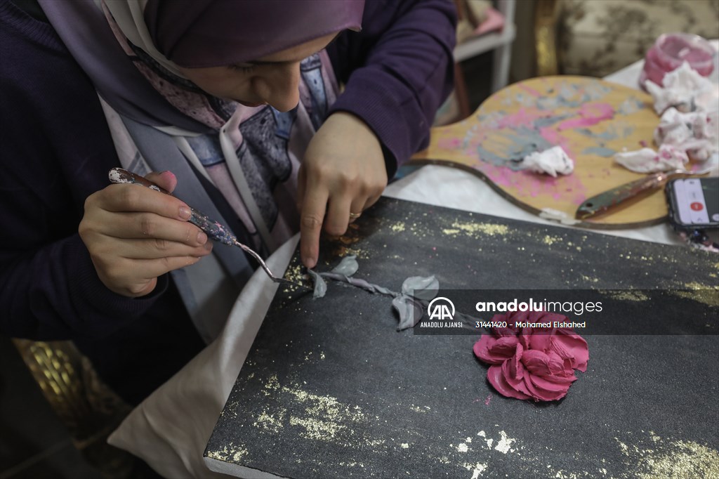 Mısırlı sanatçı İmtisal Semir, gül yapraklarını kullanarak üç boyutlu tablolar yapıyor