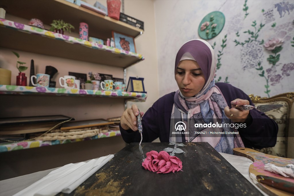 Mısırlı sanatçı İmtisal Semir, gül yapraklarını kullanarak üç boyutlu tablolar yapıyor