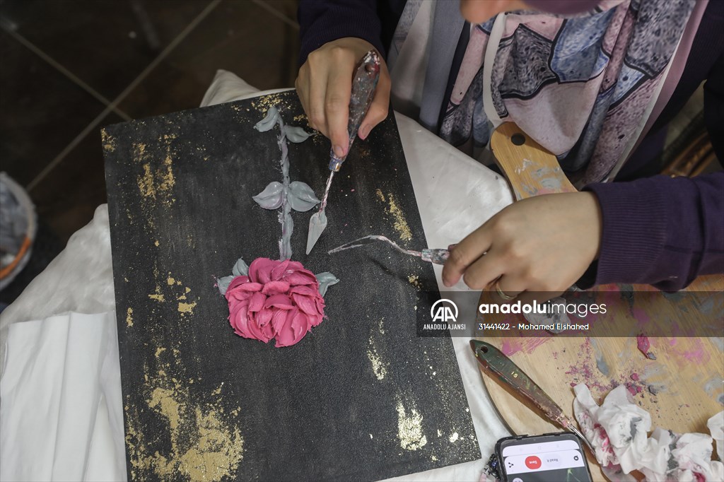 Mısırlı sanatçı İmtisal Semir, gül yapraklarını kullanarak üç boyutlu tablolar yapıyor