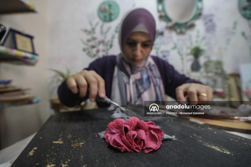 Mısırlı sanatçı İmtisal Semir, gül yapraklarını kullanarak üç boyutlu tablolar yapıyor